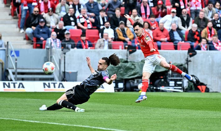 22.03.2026, xfux, Fussball 1.Bundesliga, FSV Mainz 05 - Eintracht Frankfurt, v.l. Arthur Theate (Eintracht Frankfurt), Torschuetze Torschütze Paul Nebel (FSV Mainz 05) Goal scored, Tor zum 1:0 (DFL DFB REGULATIONS PROHIBIT ANY USE OF PHOTOGRAPHS as IMAGE SEQUENCES and or QUASI-VIDEO) Mainz