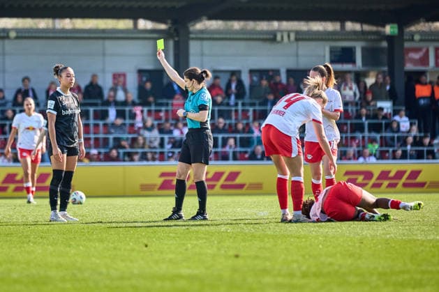 22.03.2026, GER, Frauenfußball, BL, 2025 2026, RB Leipzig - SC Freiburg Gelbe Karte für Nicole Ojukwu (6, SC Freiburg, li.) Leipzig Trainingszentrum der Roten Bulle Sachsen Deutschland