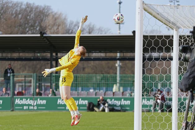 Google Pixel Frauen-Bundesliga, RB Leipzig - SC Freiburg; 22.03.2026 Torwart Rebecca Adamczyk (33, SC Freiburg) ist zum zweiten Mal geschlagen. Tor durch Delice Boboy (17, RB Leipzig). Fußball, Google Pixel Frauen-Bundesliga, Saison 2025 2026, 21. Spieltag: RB Leipzig vs. SC Freiburg am 22.03.2026, Trainingszentrum Cottaweg, Leipzig. DFB REGULATIONS PROHIBIT ANY USE OF PHOTOGRAPHS AS IMAGE SEQUENCES AND OR QUASI-VIDEO. Copyright: xBEAUTIFULxSPORTS JanxKaeferx