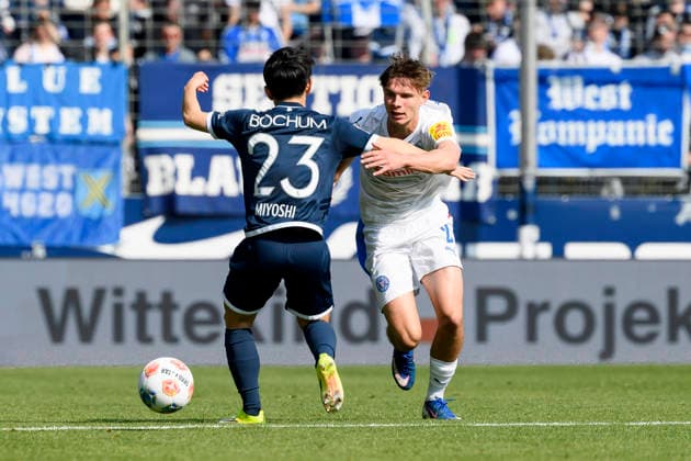 Koji Miyoshi (VfL Bochum) und Frederik Roslyng (Holstein Kiel) im Kampf um den Ball waehrend des spiels der 2. Bundesliga zwischen VfL Bochum und Holstein Kiel, Vonovia Ruhrstadion am 22. March 2026 in Bochum, Deutschland. (Foto von Max Maiwald DeFodi Images) +++ Koji Miyoshi (VfL Bochum) und Frederik Roslyng (Holstein Kiel) battle for the ball during the 2. Bundesliga match between VfL Bochum and Holstein Kiel at Vonovia Ruhrstadion on March 22, 2026 in Bochum, Germany. (Photo by Max Maiwald DeFodi Images) (Photo by Max Maiwald DeFodi Images) -