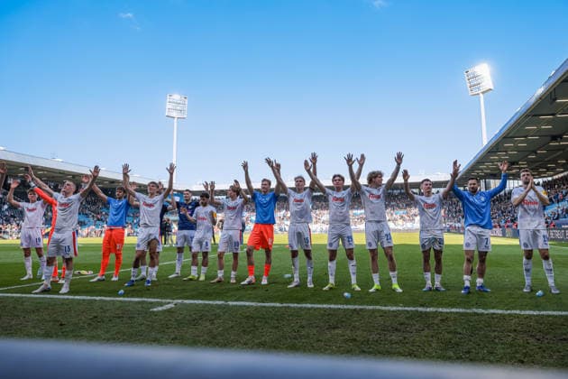 22.03.2026, Fussball, 2. Bundesliga, 27. Spieltag, VfL Bochum 1848 - Holstein Kiel. Die Spieler von Holstein Kiel bejubeln den 2:3 Sieg in Bochum. Bochum Vonovia Ruhrstadion NRW Deutschland xRHR-FOTO DEx