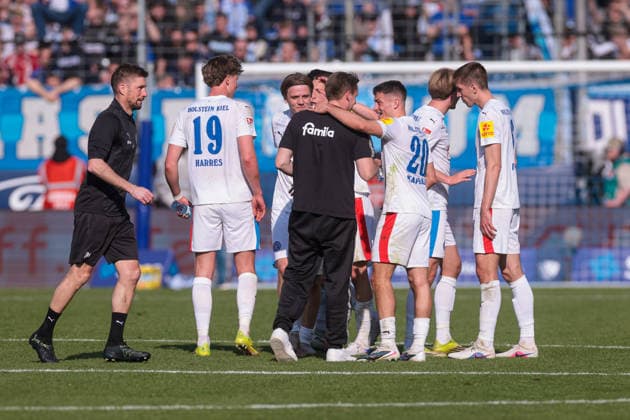 22.03.2026, Fussball, 2. Bundesliga, 27. Spieltag, VfL Bochum 1848 - Holstein Kiel. Die Spieler von Holstein Kiel bejubeln den 2:3 Sieg in Bochum. Bochum Vonovia Ruhrstadion NRW Deutschland xRHR-FOTO DEx
