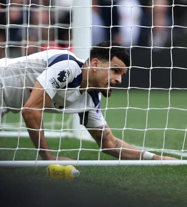 Dominic Solanke of Tottenham Hotspur ends in the net after missing a chance Tottenham Hotspur v Nottingham Forest, Football, Premier League, Tottenham Hotspur Stadium, London, UK - 22 03 2026 EDITORIAL USE ONLY No use with unauthorised audio, video, data, fixture lists (outside the EU), club league logos or live services. Online in-match use limited to 45 images (+15 in extra time). No use to emulate moving images. No use in betting, games or Copyright: xAnthonyxHanc Shutterstockx 16785849n