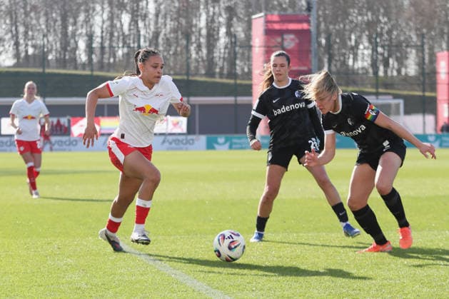 Google Pixel Frauen-Bundesliga, RB Leipzig - SC Freiburg; 22.03.2026 Lisa Baum (11, RB Leipzig) gegen Kapitänin Lisa Karl (2, SC Freiburg). Fußball, Google Pixel Frauen-Bundesliga, Saison 2025 2026, 21. Spieltag: RB Leipzig vs. SC Freiburg am 22.03.2026, Trainingszentrum Cottaweg, Leipzig. DFB REGULATIONS PROHIBIT ANY USE OF PHOTOGRAPHS AS IMAGE SEQUENCES AND OR QUASI-VIDEO. Copyright: xBEAUTIFULxSPORTS JanxKaeferx