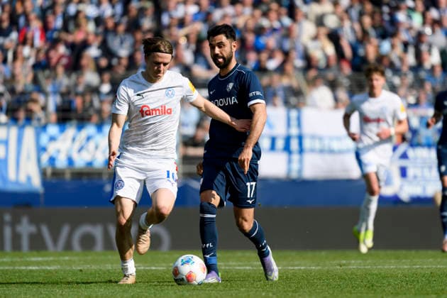 Niklas Niehoff (Holstein Kiel) und Gerrit Holtmann (VfL Bochum) im Kampf um den Ball waehrend des spiels der 2. Bundesliga zwischen VfL Bochum und Holstein Kiel, Vonovia Ruhrstadion am 22. March 2026 in Bochum, Deutschland. (Foto von Max Maiwald DeFodi Images) +++ Niklas Niehoff (Holstein Kiel) und Gerrit Holtmann (VfL Bochum) battle for the ball during the 2. Bundesliga match between VfL Bochum and Holstein Kiel at Vonovia Ruhrstadion on March 22, 2026 in Bochum, Germany. (Photo by Max Maiwald DeFodi Images) (Photo by Max Maiwald DeFodi Images) -