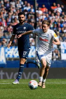 Niklas Niehoff (Holstein Kiel) und Gerrit Holtmann (VfL Bochum) im Kampf um den Ball waehrend des spiels der 2. Bundesliga zwischen VfL Bochum und Holstein Kiel, Vonovia Ruhrstadion am 22. March 2026 in Bochum, Deutschland. (Foto von Max Maiwald DeFodi Images) +++ Niklas Niehoff (Holstein Kiel) und Gerrit Holtmann (VfL Bochum) battle for the ball during the 2. Bundesliga match between VfL Bochum and Holstein Kiel at Vonovia Ruhrstadion on March 22, 2026 in Bochum, Germany. (Photo by Max Maiwald DeFodi Images) (Photo by Max Maiwald DeFodi Images) -