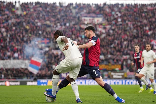 LazioÕs Nuno Tavares fights for the ball with Bologna s Riccardo Orsolini during the Serie A soccer match between Bologna and Lazio at the Renato DallÕAra Stadium in Bologna, north Italy - Sunday, March 22, 2026 -  Copyright: xMassimoxPaolone LaPressex