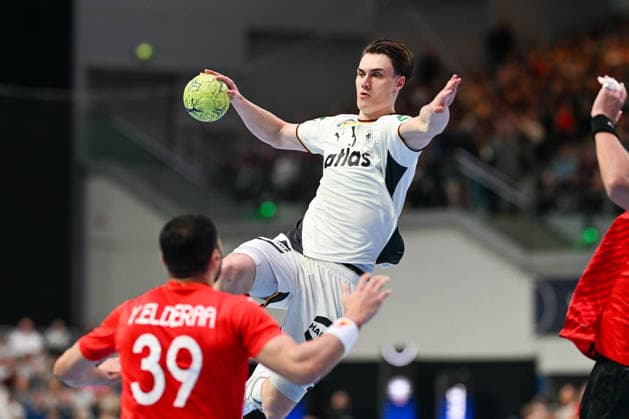 DHB - 25 26 - Deutschland - Ägypten am 22.03.2026 in der der ÖVB Arena in Bremen Juri Knorr (Deutschland) im Zweikampf gegen Yehia Elderea (Ägypten)