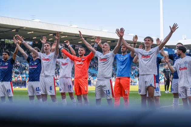 22.03.2026, Fussball, 2. Bundesliga, 27. Spieltag, VfL Bochum 1848 - Holstein Kiel. Die Spieler von Holstein Kiel bejubeln den 2:3 Sieg in Bochum. Bochum Vonovia Ruhrstadion NRW Deutschland xRHR-FOTO DEx