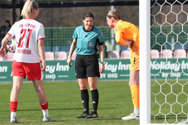 Google Pixel Frauen-Bundesliga, RB Leipzig - SC Freiburg; 22.03.2026 Schiedsrichterin Dr. Riem Hussein bei Torwart Elvira Herzog (1, RB Leipzig). Fußball, Google Pixel Frauen-Bundesliga, Saison 2025 2026, 21. Spieltag: RB Leipzig vs. SC Freiburg am 22.03.2026, Trainingszentrum Cottaweg, Leipzig. DFB REGULATIONS PROHIBIT ANY USE OF PHOTOGRAPHS AS IMAGE SEQUENCES AND OR QUASI-VIDEO. Copyright: xBEAUTIFULxSPORTS JanxKaeferx