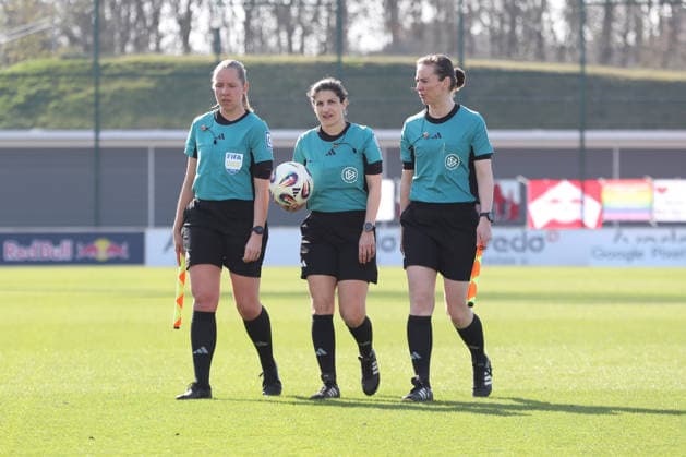 Google Pixel Frauen-Bundesliga, RB Leipzig - SC Freiburg; 22.03.2026 Von links: Schiedsrichter-Assistentin Jasmin Matysiak, Schiedsrichterin Dr. Riem Hussein, Schiedsrichter-Assistentin Irina Wehr. Fußball, Google Pixel Frauen-Bundesliga, Saison 2025 2026, 21. Spieltag: RB Leipzig vs. SC Freiburg am 22.03.2026, Trainingszentrum Cottaweg, Leipzig. DFB REGULATIONS PROHIBIT ANY USE OF PHOTOGRAPHS AS IMAGE SEQUENCES AND OR QUASI-VIDEO. Copyright: xBEAUTIFULxSPORTS JanxKaeferx