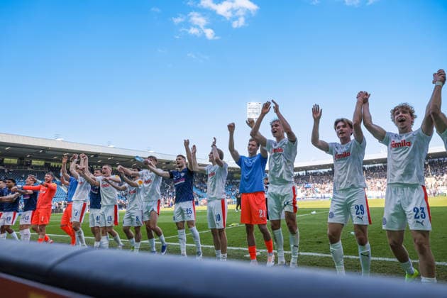 22.03.2026, Fussball, 2. Bundesliga, 27. Spieltag, VfL Bochum 1848 - Holstein Kiel. Die Spieler von Holstein Kiel bejubeln den 2:3 Sieg in Bochum. Bochum Vonovia Ruhrstadion NRW Deutschland xRHR-FOTO DEx