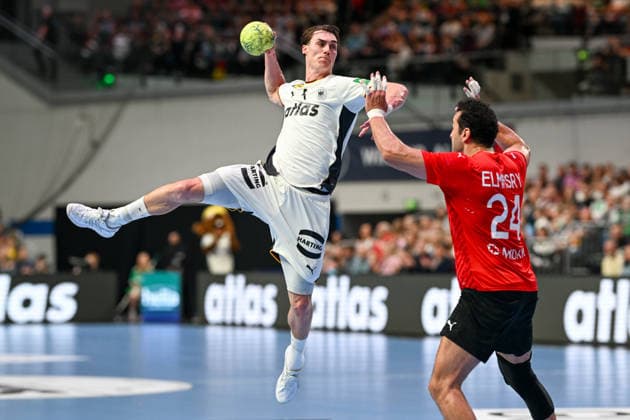 DHB - 25 26 - Deutschland - Ägypten am 22.03.2026 in der der ÖVB Arena in Bremen Miro Schluroff (Deutschland) im Zweikampf gegen Ibrahim Elmasry (Ägypten)
