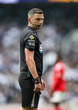 Tottenham Hotspur v Nottingham Forest, Premier League Referee Michael Oliver during the Tottenham Hotspur v Nottingham Forest Premier League match at the Tottenham Hotspur Stadium, London, England on 22 March 2026 Credit: Phil Duncan Every Second Media Editorial use only. All images are copyright Every Second Media Limited. No images may be reproduced without prior permission. All rights reserved. Premier League and Football League images are subject to licensing agreements with Football DataCo Limited. see https: www.football-dataco.com Copyright: xIMAGO EveryxSecondxMediax ESM-1867-0026 PhilxDuncanx xEveryxSecondxMediax
