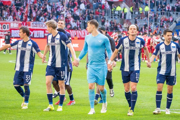 Deutschland: 2.Bundesliga 2025 26 Fortuna Düsseldorf vs Hertha BSC, 27. Spieltag - 22.03.2026 - MERKUR SPIEL-ARENA (Düsseldorf): jubelt nach dem Sieg Fabian Reese (Hertha BSC,11) Tjark Ernst (Hertha BSC,1) Luca Schuler (Hertha BSC,18)