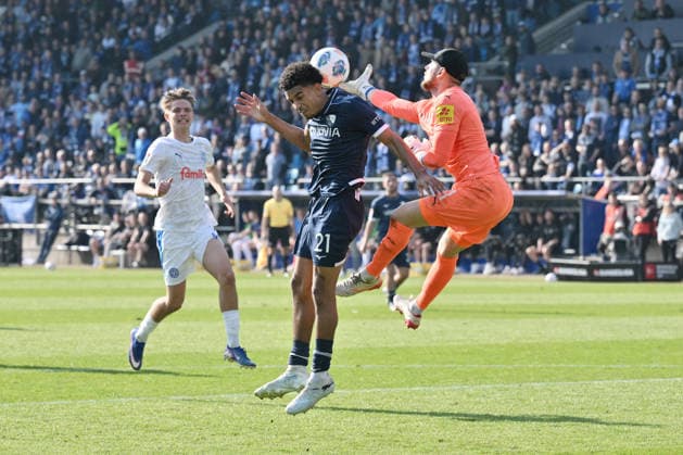 Torwart Timon Weiner (Holstein Kiel) rettet gegen Francis Onyeka (VfL Bochum) 22.03.2026, Fussball 2. Bundesliga, Saison 2025 2026, 27. Spieltag, VfL Bochum - Holstein Kiel DFL regulations prohibit any use of photographs as image sequences and or quasi-video Bochum Vonovia Ruhrstadion Nordrhein Westfalen Deutschland
