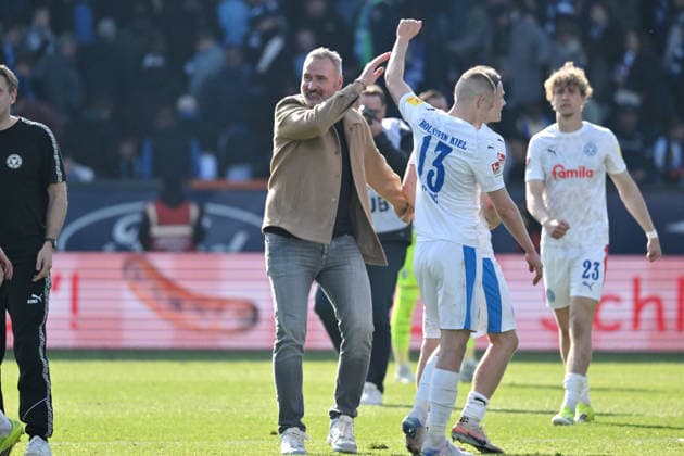 Jubel Trainer Tim Walter (Holstein Kiel) mit Ivan Nekic (Holstein Kiel) nach dem Spiel 22.03.2026, Fussball 2. Bundesliga, Saison 2025 2026, 27. Spieltag, VfL Bochum - Holstein Kiel DFL regulations prohibit any use of photographs as image sequences and or quasi-video Bochum Vonovia Ruhrstadion Nordrhein Westfalen Deutschland