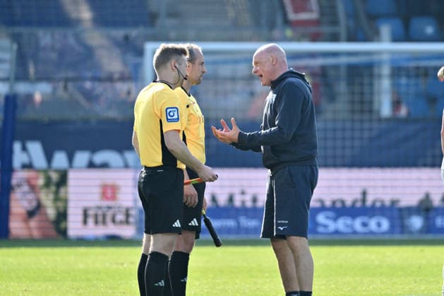 Trainer Uwe Rösler (VfL Bochum) beschwert sich nach dem Spiel bei Schiedsrichter Patrick Alt 22.03.2026, Fussball 2. Bundesliga, Saison 2025 2026, 27. Spieltag, VfL Bochum - Holstein Kiel DFL regulations prohibit any use of photographs as image sequences and or quasi-video Bochum Vonovia Ruhrstadion Nordrhein Westfalen Deutschland