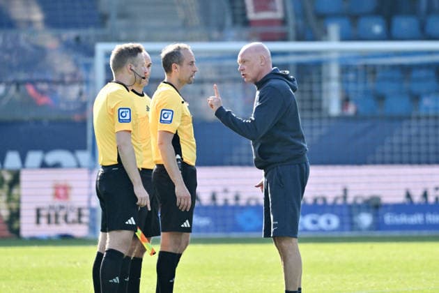 Trainer Uwe Rösler (VfL Bochum) beschwert sich nach dem Spiel bei Schiedsrichter Patrick Alt 22.03.2026, Fussball 2. Bundesliga, Saison 2025 2026, 27. Spieltag, VfL Bochum - Holstein Kiel DFL regulations prohibit any use of photographs as image sequences and or quasi-video Bochum Vonovia Ruhrstadion Nordrhein Westfalen Deutschland