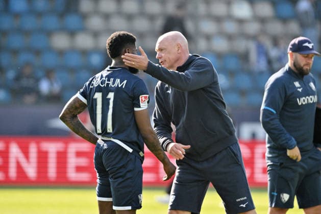 Trainer Uwe Rösler (VfL Bochum) nach dem Spiel mit Moritz-Broni Kwarteng (VfL Bochum), Moritz Broni Kwarteng 22.03.2026, Fussball 2. Bundesliga, Saison 2025 2026, 27. Spieltag, VfL Bochum - Holstein Kiel DFL regulations prohibit any use of photographs as image sequences and or quasi-video Bochum Vonovia Ruhrstadion Nordrhein Westfalen Deutschland