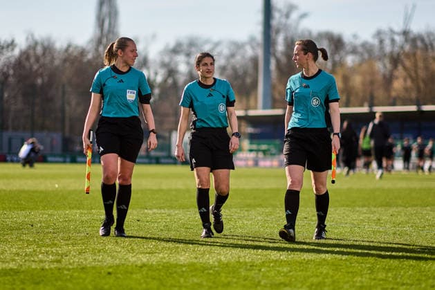 22.03.2026, GER, Frauenfußball, BL, 2025 2026, RB Leipzig - SC Freiburg Schiedsrichterteam der Partie um Hauptschiedsrichterin Dr. Riem Hussein Leipzig Trainingszentrum der Roten Bulle Sachsen Deutschland