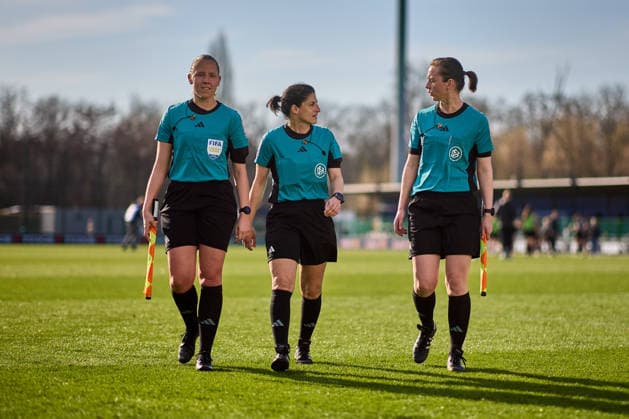 22.03.2026, GER, Frauenfußball, BL, 2025 2026, RB Leipzig - SC Freiburg Schiedsrichterteam der Partie um Hauptschiedsrichterin Dr. Riem Hussein Leipzig Trainingszentrum der Roten Bulle Sachsen Deutschland