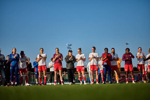 22.03.2026, GER, Frauenfußball, BL, 2025 2026, RB Leipzig - SC Freiburg Manschaft, RB Leipzig, Applaus für die Fans, nach Abpfiff Leipzig Trainingszentrum der Roten Bulle Sachsen Deutschland