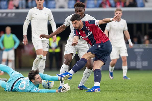 Foto IPP Damiano Fiorentini Bologna 22 03 2026 Calcio Campionato serie A 2025-2026 partita: Bologna-Lazio nella foto: Riccardo Orsolini in azione fermato da federico ravaglia in uscita Italy Photo Press World Copyright italy ITALY  Copyright: xR4924_italyphotopressx