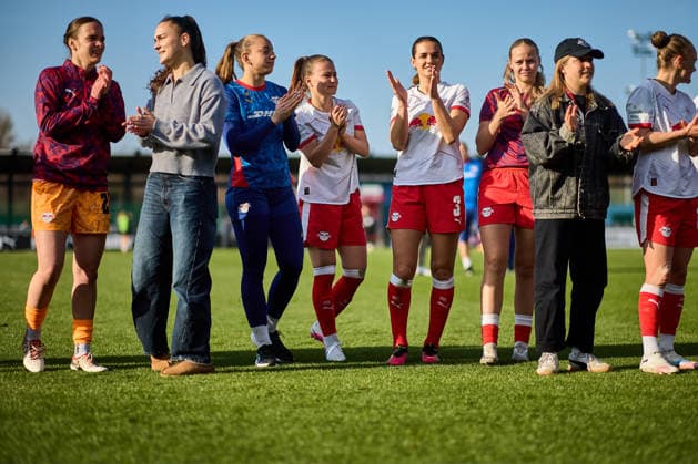 22.03.2026, GER, Frauenfußball, BL, 2025 2026, RB Leipzig - SC Freiburg Mannschaft, RB Leipzig, Jubel nach Abpfiff, vor den Fans Leipzig Trainingszentrum der Roten Bulle Sachsen Deutschland