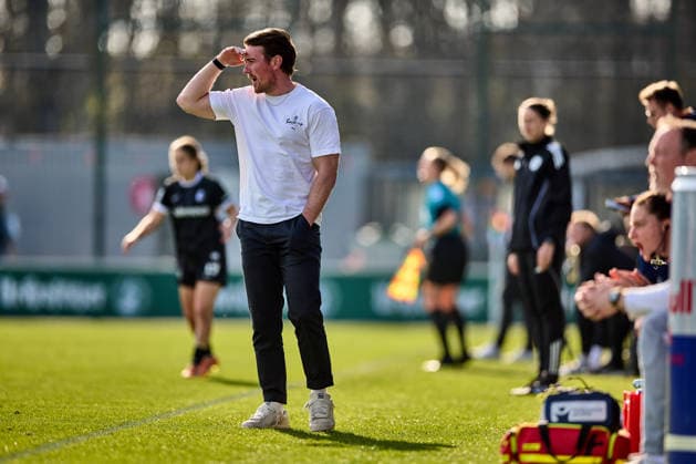 22.03.2026, GER, Frauenfußball, BL, 2025 2026, RB Leipzig - SC Freiburg Jonas Stephan (Cheftrainer, RB Leipzig), coacht von der Seitenlinie Leipzig Trainingszentrum der Roten Bulle Sachsen Deutschland