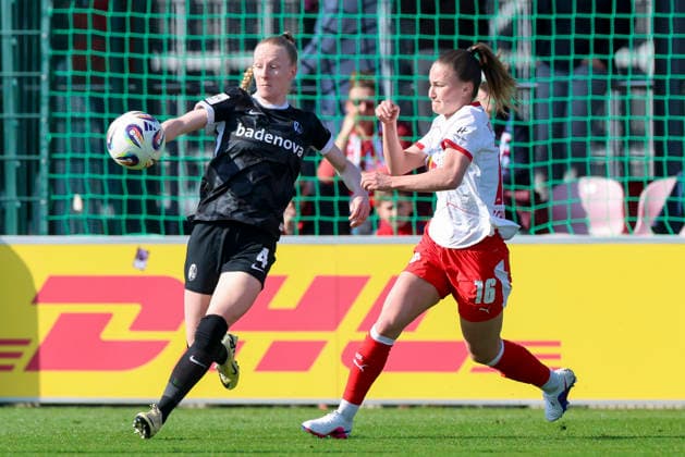 Meret Felde (SC Freiburg) und Annabel Schasching (RB Leipzig) kaempfen um den Ball, Google Pixel Frauen-Bundesliga, RB Leipzig v SC Freiburg, RB-Trainingszentrum am 22. March 2026 in Leipzig, Deutschland. (Foto von Marco Steinbrenner DeFodi Images) Meret Felde (SC Freiburg) und Annabel Schasching (RB Leipzig) battle for the ball, Google Pixel Frauen-Bundesliga, RB Leipzig v SC Freiburg, RB-Trainingszentrum, March 22, 2026 in Leipzig, Germany. (Photo by Marco Steinbrenner DeFodi Images) DFB DFL REGULATIONS PROHIBIT ANY USE OF PHOTOGRAPHS AS IMAGE SEQUENCES AND OR QUASI-VIDEO. -