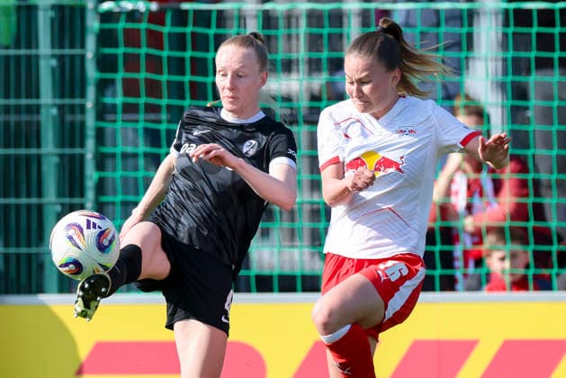 Meret Felde (SC Freiburg) und Annabel Schasching (RB Leipzig) kaempfen um den Ball, Google Pixel Frauen-Bundesliga, RB Leipzig v SC Freiburg, RB-Trainingszentrum am 22. March 2026 in Leipzig, Deutschland. (Foto von Marco Steinbrenner DeFodi Images) Meret Felde (SC Freiburg) und Annabel Schasching (RB Leipzig) battle for the ball, Google Pixel Frauen-Bundesliga, RB Leipzig v SC Freiburg, RB-Trainingszentrum, March 22, 2026 in Leipzig, Germany. (Photo by Marco Steinbrenner DeFodi Images) DFB DFL REGULATIONS PROHIBIT ANY USE OF PHOTOGRAPHS AS IMAGE SEQUENCES AND OR QUASI-VIDEO. -