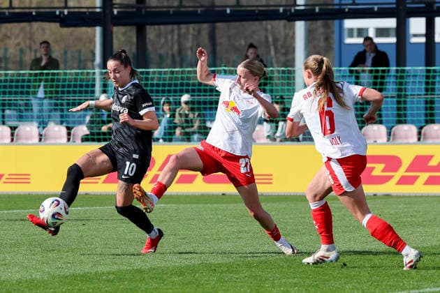 Selina Vobian (SC Freiburg), Marlene Mueller (RB Leipzig) und Lou-Ann Joly (RB Leipzig) kaempfen um den Ball, Google Pixel Frauen-Bundesliga, RB Leipzig v SC Freiburg, RB-Trainingszentrum am 22. March 2026 in Leipzig, Deutschland. (Foto von Marco Steinbrenner DeFodi Images) Selina Vobian (SC Freiburg), Marlene Mueller (RB Leipzig) und Lou-Ann Joly (RB Leipzig) battle for the ball, Google Pixel Frauen-Bundesliga, RB Leipzig v SC Freiburg, RB-Trainingszentrum, March 22, 2026 in Leipzig, Germany. (Photo by Marco Steinbrenner DeFodi Images) DFB DFL REGULATIONS PROHIBIT ANY USE OF PHOTOGRAPHS AS IMAGE SEQUENCES AND OR QUASI-VIDEO. -