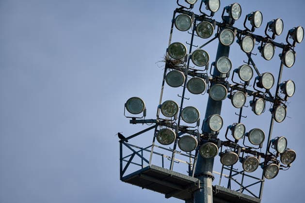 22.03.2026, GER, Frauenfußball, BL, 2025 2026, RB Leipzig - SC Freiburg Flutlichanlage als Eigenheimsiedlung für bauwütige Vögel Leipzig Trainingszentrum der Roten Bulle Sachsen Deutschland