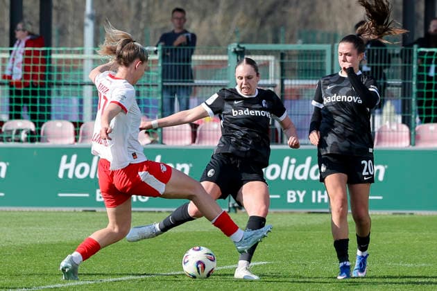Marlene Mueller (RB Leipzig), Alina Axtmann (SC Freiburg) und Leela Egli (SC Freiburg) kaempfen um den Ball, Google Pixel Frauen-Bundesliga, RB Leipzig v SC Freiburg, RB-Trainingszentrum am 22. March 2026 in Leipzig, Deutschland. (Foto von Marco Steinbrenner DeFodi Images) Marlene Mueller (RB Leipzig), Alina Axtmann (SC Freiburg) und Leela Egli (SC Freiburg) battle for the ball, Google Pixel Frauen-Bundesliga, RB Leipzig v SC Freiburg, RB-Trainingszentrum, March 22, 2026 in Leipzig, Germany. (Photo by Marco Steinbrenner DeFodi Images) DFB DFL REGULATIONS PROHIBIT ANY USE OF PHOTOGRAPHS AS IMAGE SEQUENCES AND OR QUASI-VIDEO. -