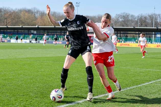 Meret Felde (SC Freiburg) und Marlene Mueller (RB Leipzig) kaempfen um den Ball, Google Pixel Frauen-Bundesliga, RB Leipzig v SC Freiburg, RB-Trainingszentrum am 22. March 2026 in Leipzig, Deutschland. (Foto von Marco Steinbrenner DeFodi Images) Meret Felde (SC Freiburg) und Marlene Mueller (RB Leipzig) battle for the ball, Google Pixel Frauen-Bundesliga, RB Leipzig v SC Freiburg, RB-Trainingszentrum, March 22, 2026 in Leipzig, Germany. (Photo by Marco Steinbrenner DeFodi Images) DFB DFL REGULATIONS PROHIBIT ANY USE OF PHOTOGRAPHS AS IMAGE SEQUENCES AND OR QUASI-VIDEO. -