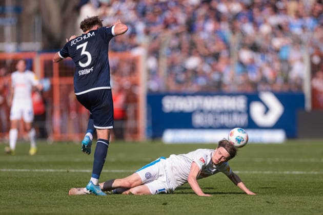 22.03.2026, Fussball, 2. Bundesliga, 27. Spieltag, VfL Bochum 1848 - Holstein Kiel. v. l. Philipp Strompf (VfL Bochum 1848), Jonas Therkelsen (Holstein Kiel). Bochum Vonovia Ruhrstadion NRW Deutschland xRHR-FOTO DEx