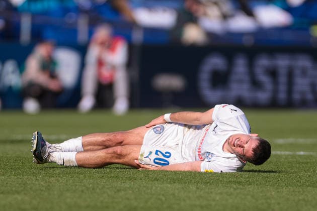 Sport Bilder des Tages 22.03.2026, Fussball, 2. Bundesliga, 27. Spieltag, VfL Bochum 1848 - Holstein Kiel. Adrian Kapralik (Holstein Kiel) liegt auf dem Rasen und simuliert einen Krampf. Bochum Vonovia Ruhrstadion NRW Deutschland xRHR-FOTO DEx