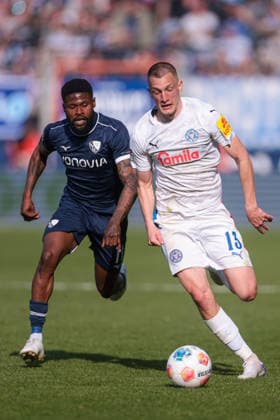 22.03.2026, Fussball, 2. Bundesliga, 27. Spieltag, VfL Bochum 1848 - Holstein Kiel. v. l. Ivan Nekic (Holstein Kiel) im Duell mit Moritz-Broni Kwarteng (VfL Bochum 1848). Bochum Vonovia Ruhrstadion NRW Deutschland xRHR-FOTO DEx