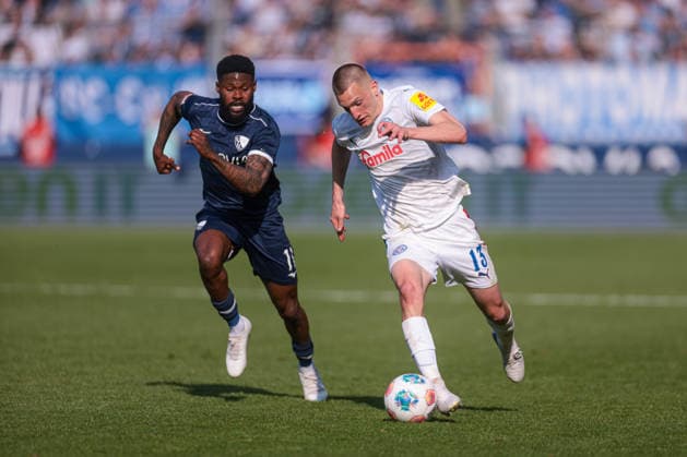 22.03.2026, Fussball, 2. Bundesliga, 27. Spieltag, VfL Bochum 1848 - Holstein Kiel. v. l. Ivan Nekic (Holstein Kiel) im Duell mit Moritz-Broni Kwarteng (VfL Bochum 1848). Bochum Vonovia Ruhrstadion NRW Deutschland xRHR-FOTO DEx