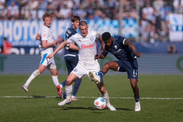 22.03.2026, Fussball, 2. Bundesliga, 27. Spieltag, VfL Bochum 1848 - Holstein Kiel. v. l. Ivan Nekic (Holstein Kiel) im Duell mit Moritz-Broni Kwarteng (VfL Bochum 1848). Bochum Vonovia Ruhrstadion NRW Deutschland xRHR-FOTO DEx