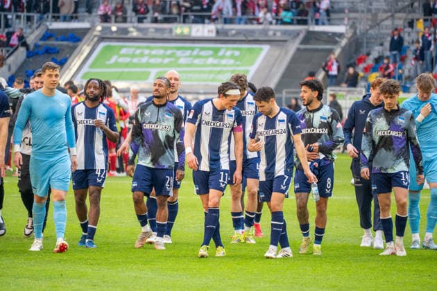 Deutschland: 2.Bundesliga 2025 26 Fortuna Düsseldorf vs Hertha BSC, 27. Spieltag - 22.03.2026 - MERKUR SPIEL-ARENA (Düsseldorf): jubelt nach dem Sieg Fabian Reese (Hertha BSC,11) Tjark Ernst (Hertha BSC,1) Luca Schuler (Hertha BSC,18)
