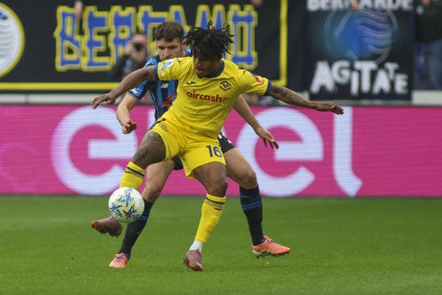 Gift Orban of Hellas Verona FC battle for the ball with Berat Djimsiti of Atalanta BC during Atalanta BC vs Hellas Verona, 30Â° Serie A Enilive 2025-26 game at New Balance arena in Bergamo (BG), Italy, on March 22, 2026.  Copyright: xDavidexCasentini IPAxSportx xipa-agency.netx xx IPA_73291042 IPA_Agency_IPA73291042