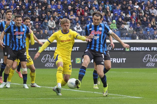 Marten De Roon of Atalanta BC battle for the ball with Martin Frese of Hellas Verona FC during Atalanta BC vs Hellas Verona, 30Â° Serie A Enilive 2025-26 game at New Balance arena in Bergamo (BG), Italy, on March 22, 2026.  Copyright: xDavidexCasentini IPAxSportx xipa-agency.netx xx IPA_73291056 IPA_Agency_IPA73291056
