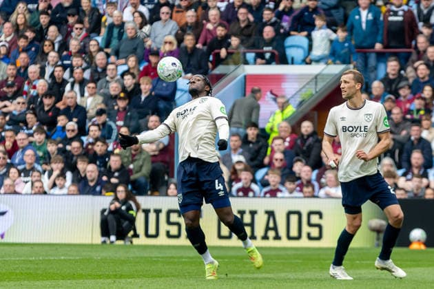 Aston Villa v West Ham United, Premier League West Ham United defender Axel Disasi (4) controls ball during the Premier League match between Aston Villa and West Ham United at Villa Park, Birmingham, UK on 22 March 2026. Birmingham Villa Park West Midlands UK Editorial use only DataCo restrictions apply See www.football-dataco.com , Copyright: xManjitxNarotrax PSI-23950-0033