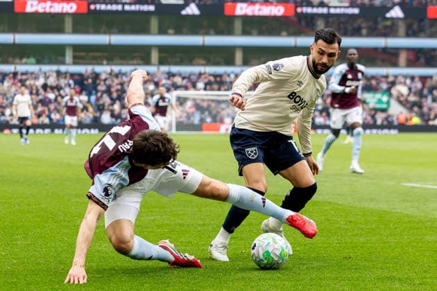 Aston Villa v West Ham United, Premier League Aston Villa defender Pau Torres (14) battles for possession with West Ham United forward Valentin Castellanos (11) during the Premier League match between Aston Villa and West Ham United at Villa Park, Birmingham, UK on 22 March 2026. Birmingham Villa Park West Midlands UK Editorial use only DataCo restrictions apply See www.football-dataco.com , Copyright: xManjitxNarotrax PSI-23950-0034