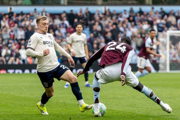 Aston Villa v West Ham United, Premier League West Ham United forward Jarrod Bowen (20) battles for possession with Aston Villa midfielder Amadou Onana (24) during the Premier League match between Aston Villa and West Ham United at Villa Park, Birmingham, UK on 22 March 2026. Birmingham Villa Park West Midlands UK Editorial use only DataCo restrictions apply See www.football-dataco.com , Copyright: xManjitxNarotrax PSI-23950-0036