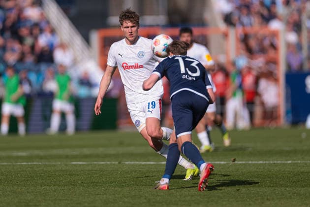 22.03.2026, Fussball, 2. Bundesliga, 27. Spieltag, VfL Bochum 1848 - Holstein Kiel. v. l. Phil Harres (Holstein Kiel), Oliver Olsen (VfL Bochum 1848). Bochum Vonovia Ruhrstadion NRW Deutschland xRHR-FOTO DEx