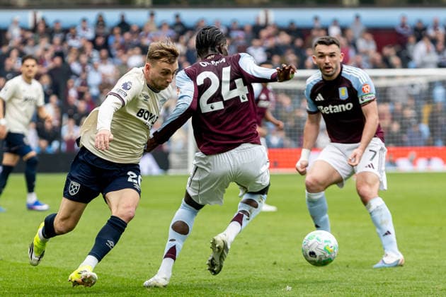 Aston Villa v West Ham United, Premier League West Ham United forward Jarrod Bowen (20) battles for possession with Aston Villa midfielder Amadou Onana (24) during the Premier League match between Aston Villa and West Ham United at Villa Park, Birmingham, UK on 22 March 2026. Birmingham Villa Park West Midlands UK Editorial use only DataCo restrictions apply See www.football-dataco.com , Copyright: xManjitxNarotrax PSI-23950-0037