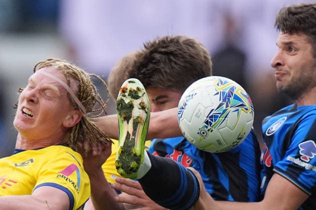 Atalanta™s Berat Djimsiti fights for the ball Verona™s Unai Nunez during the Serie A soccer match between Atalanta and Hellas Verona at the New Balance Arena in Bergamo , north Italy - Sunday , March 22 , 2026. - Soccer .  Copyright: xSpada LaPressex
